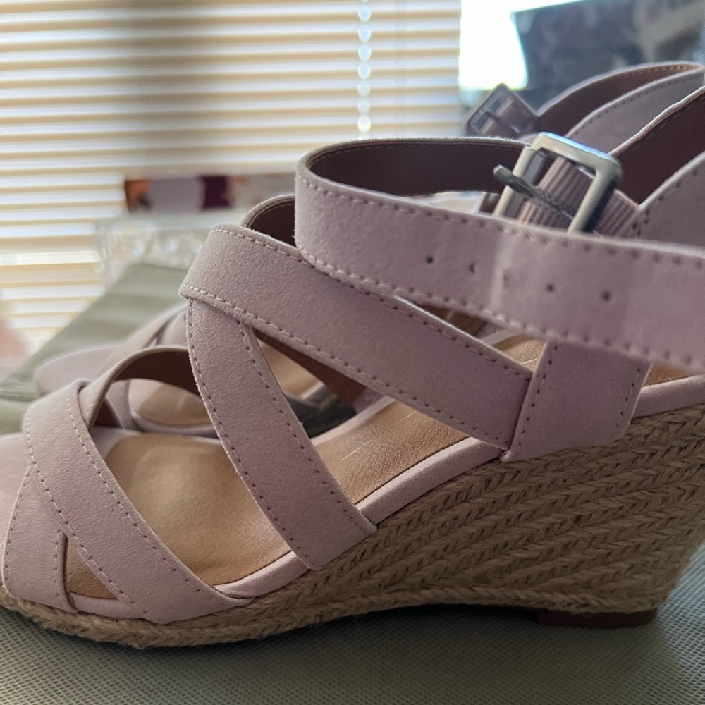 Never worn wedge aandals- dv8.